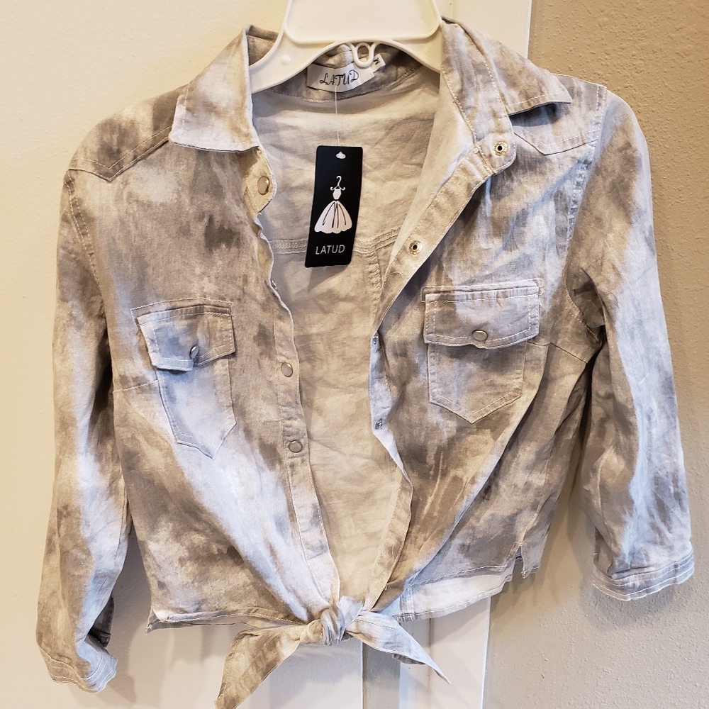 Latud grey & white button, tie front short layer top, new